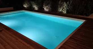 16-SEVEN Extérieur de nuit Piscine 01