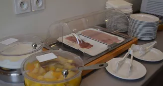 hotel-les-vagues-buffet-petit-dejeuner-5