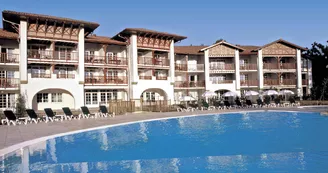 residence-pierre-et-vacances-piscine-biscarrosse