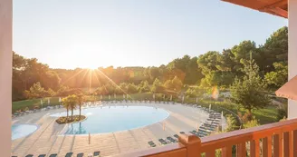 residence-pierre-et-vacances-vue-piscine-biscarrosse